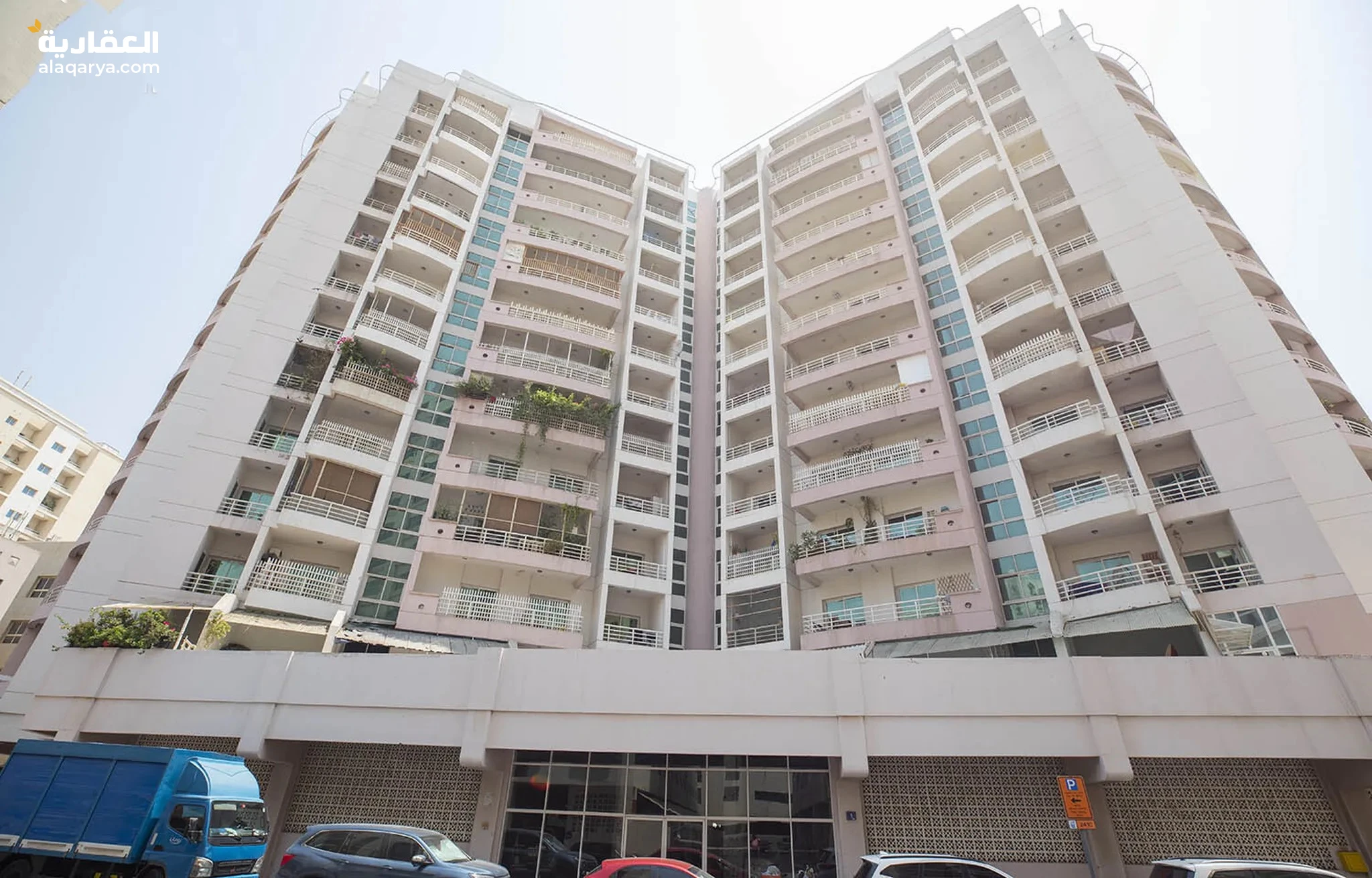 @ للبيع بناية بمساحة 225000 قدم في دبي