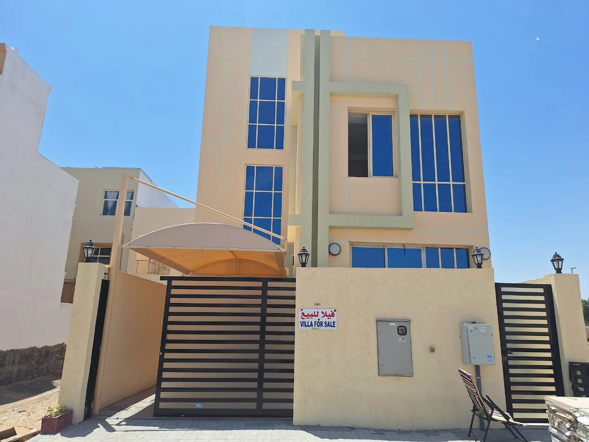 #فيلا للبيع في بموقع جيد كما انها شاملة رسوم تركيب المياه والكهرباء في منطقة الياسمين عجمان