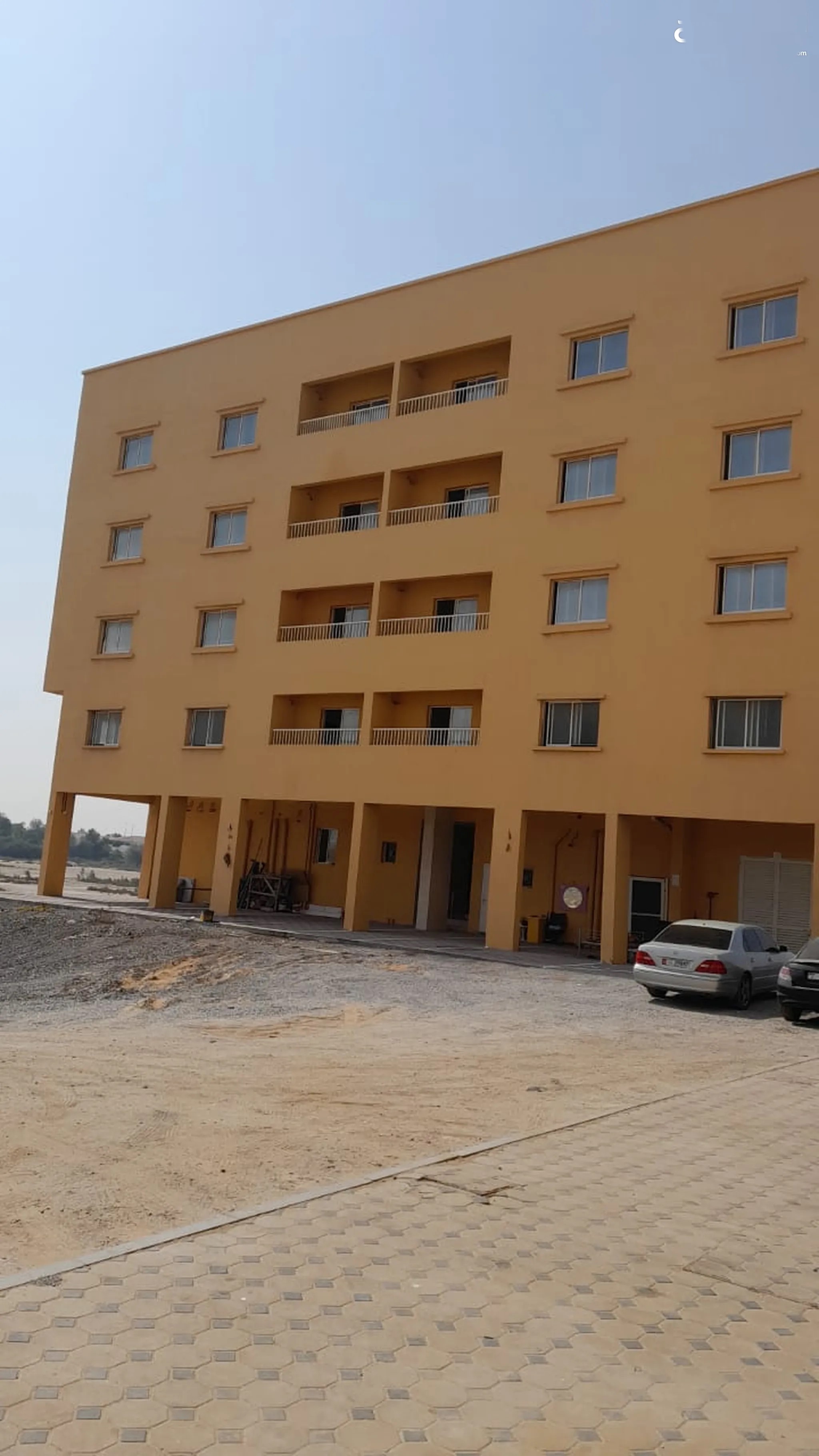 @ للبيع عمارة بمساحة 10000 قدم في أم القوين