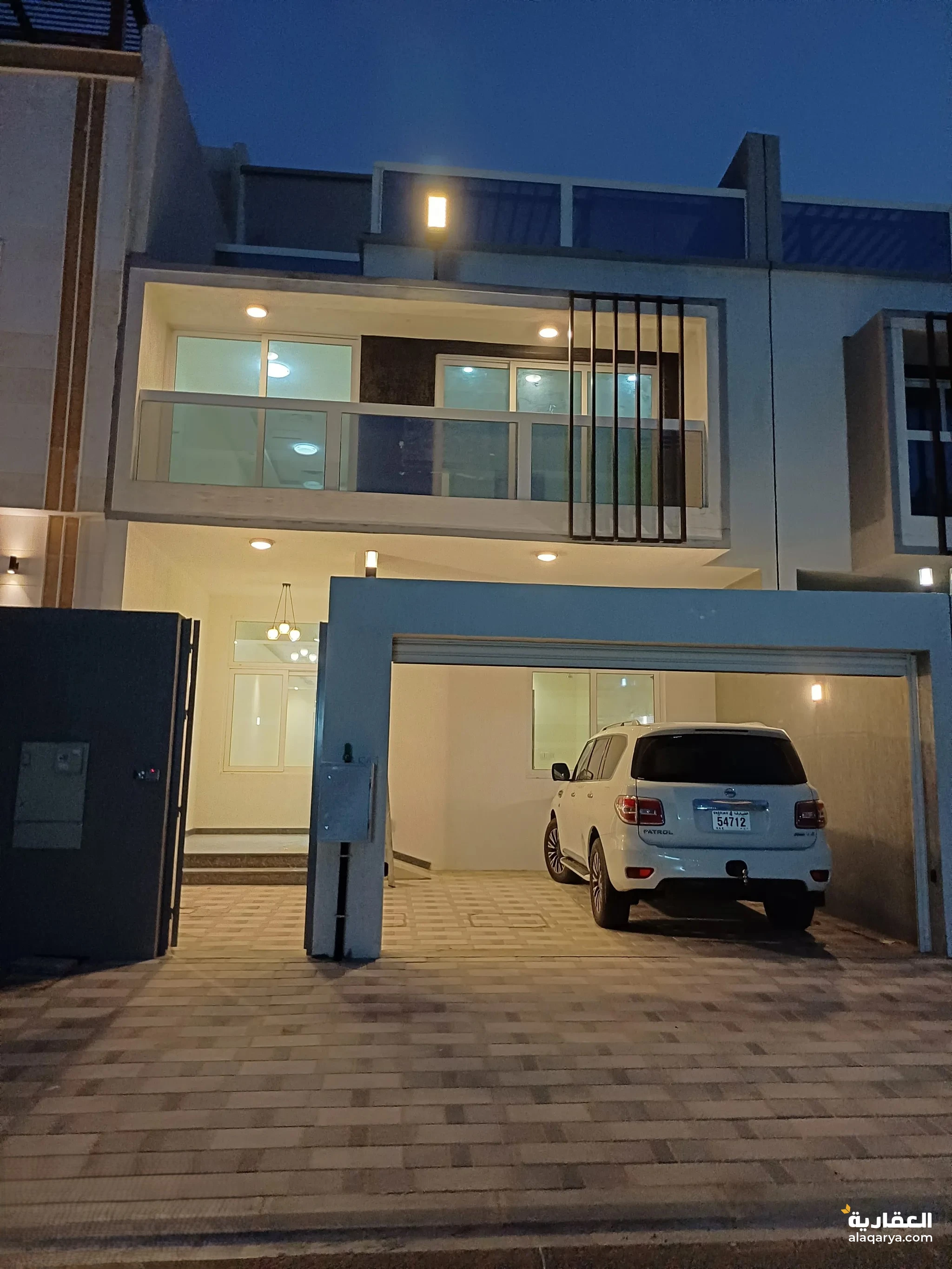 #فيلا جديدة في الزاهية 5غرف وصالة وغرفة خدامة و 2 مطبخ جاهز مع الكهرباء والماء والتكييف مركزي