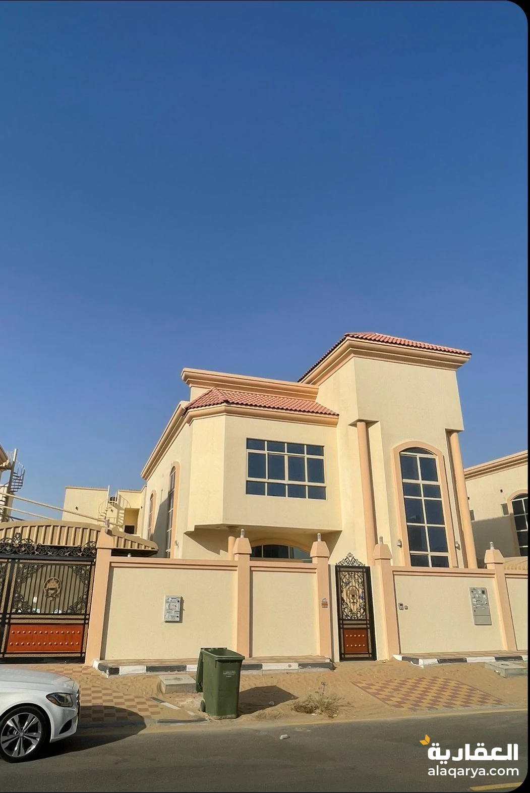 فيلا للبيع عجمان الحميدية طابقين زاوية على شارعين اسفلت خلف مركزالحميدية الصحي موقع زين بناء شخصي  ديكورات كل الغرف والصالات تكييف سنترال المساحة 550 متر مربع