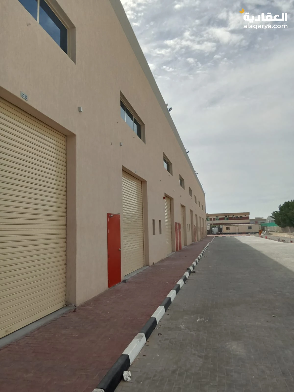 مستودع بمساحه 2000 قدم للايجار السنوي فى الجرف الصناعيه 1 عجمان