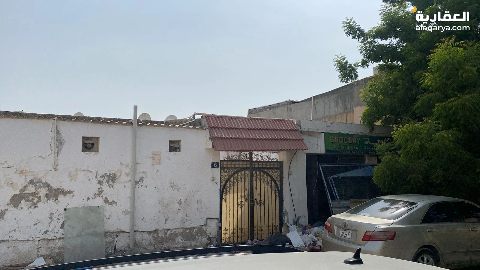 بيت للبيع في الشارقة القادسية على شارع يزيد بن ابي سفيان جنب مستشفى الكويت مساحة 2500 قدم مربع البيت يصلح للاستثمار