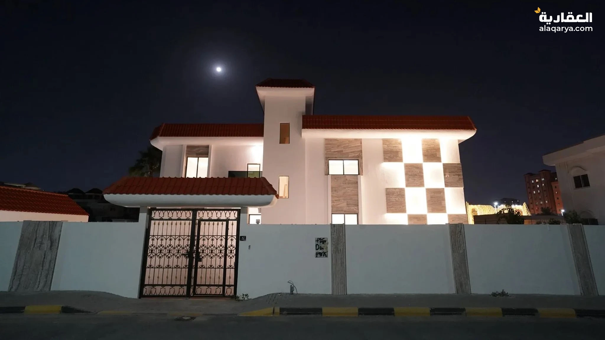 #للبيع فيلا فخمه 11.000 قدم مجدده كامله سبع غرف وست حمامات ومجالس وصاله ومطبخ وحديقه