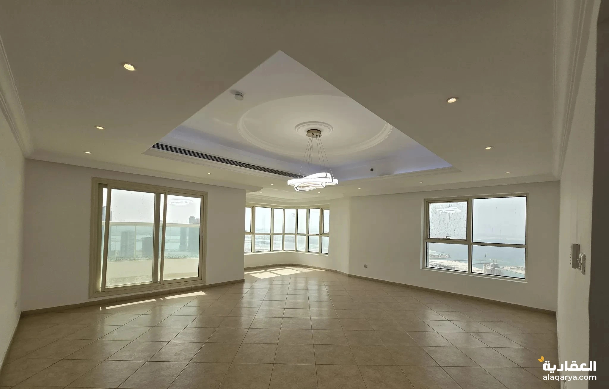 #شقة 3 غرف نوم و صالة كبيرة مع موقف سيارة مطلة على البحر ، المنظر خيالي