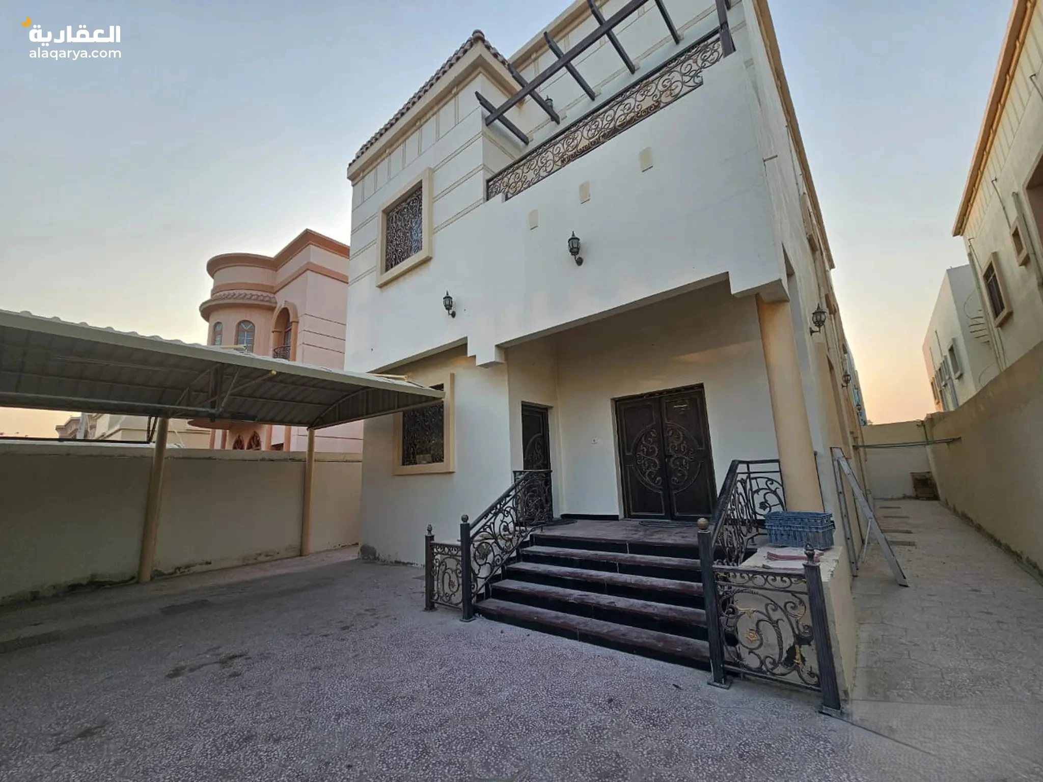 #(AhMeD) فيلا للبيع في عجمان منطقة المويهات3 علي شارع اسفلت مساحة 3800قدم مكونه من طابقين وبها مجلس