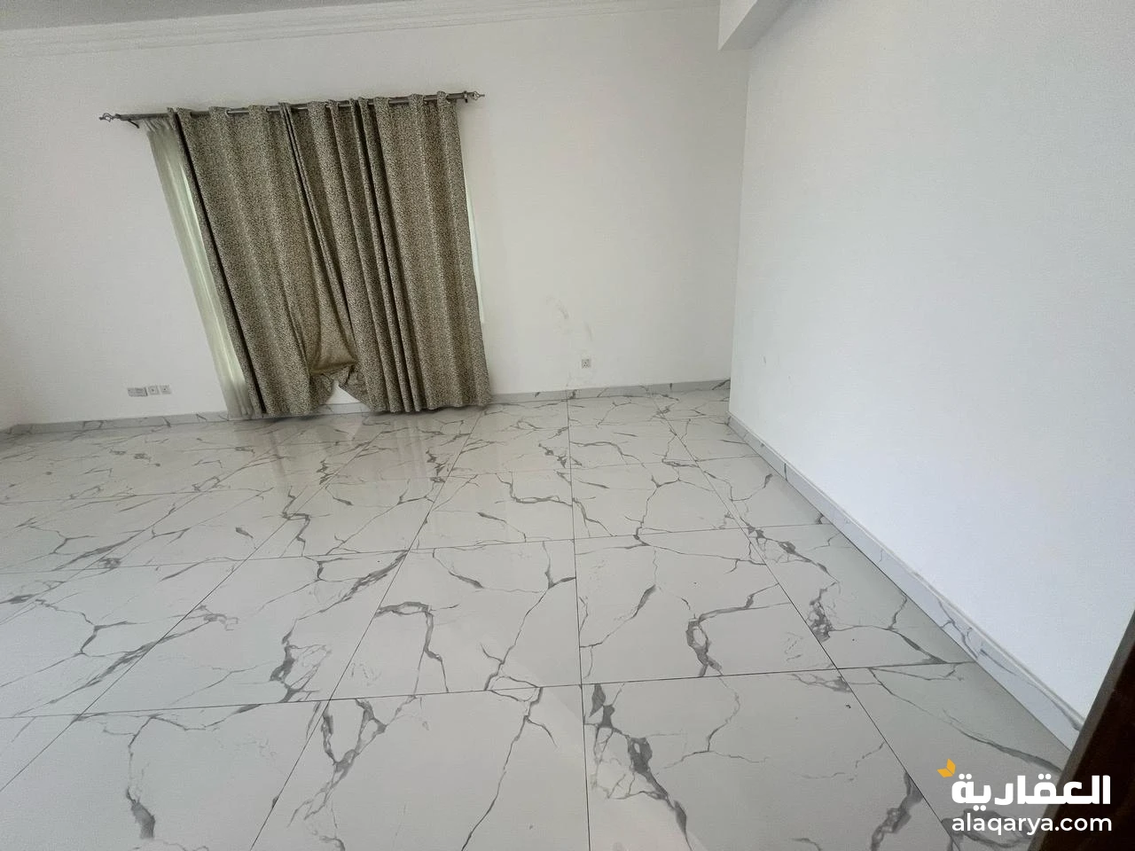 للإيجار 3 غرف وصاله وغرفه استور