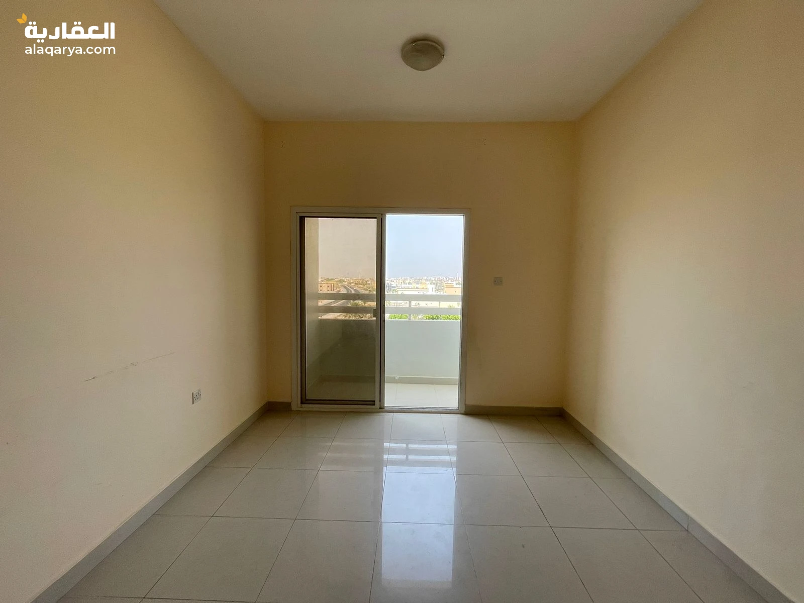 **شقة غرفة وصالة للإيجار السنوي في الحميدية، عجمان**  - **الموقع:** بجوار المحكم