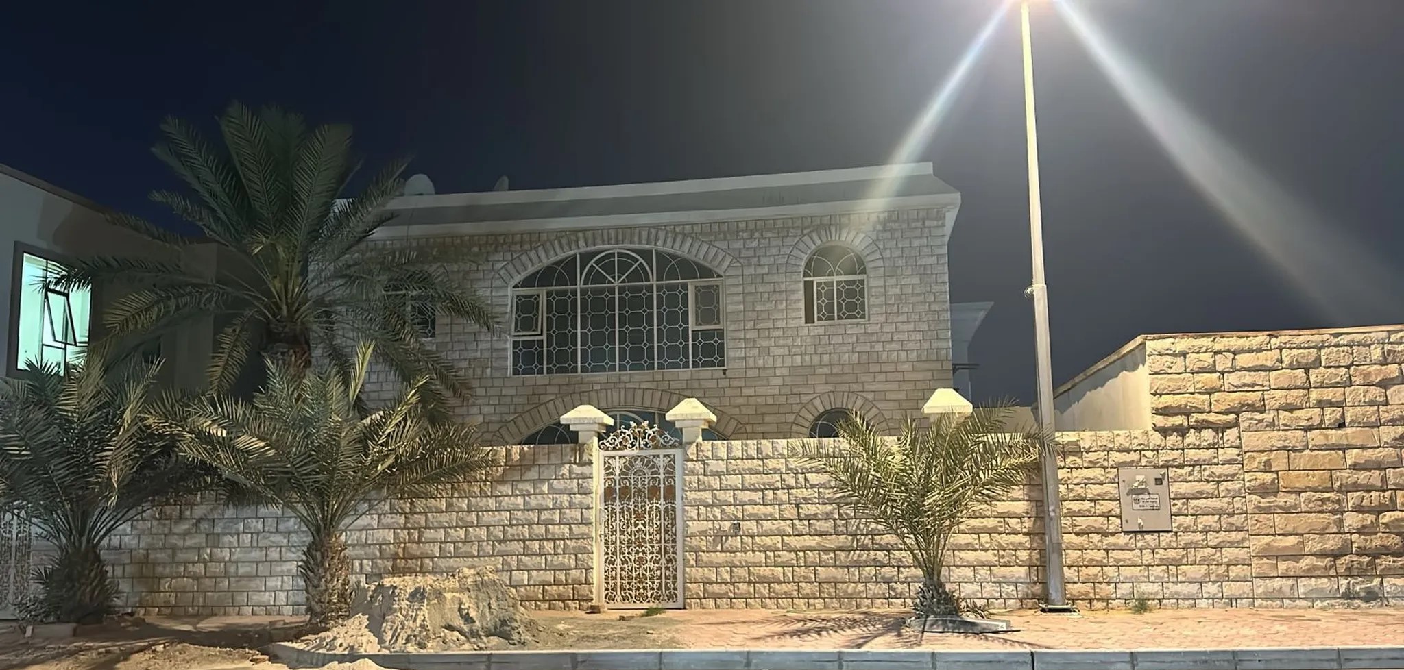 #للبيع فيلا في الرمثا موقع مميز بمساحة 10،000 قدم فيلا طابقين مكونة من خمس غرف ماستر ومجلس