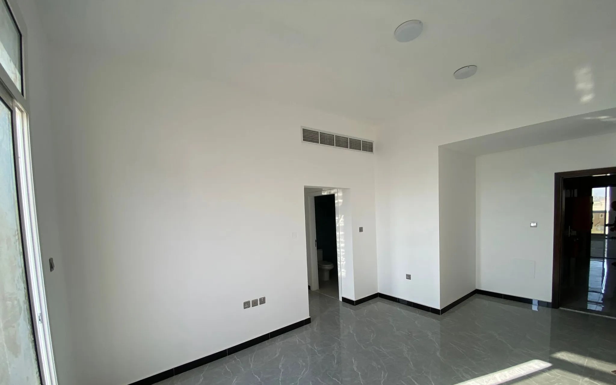 #غرفه وصاله اول ساكن بالروضه 1 مساحه كبيره قريب من مخرج دبى اطلاله مفتوحه بالكامل السعر 32 الف