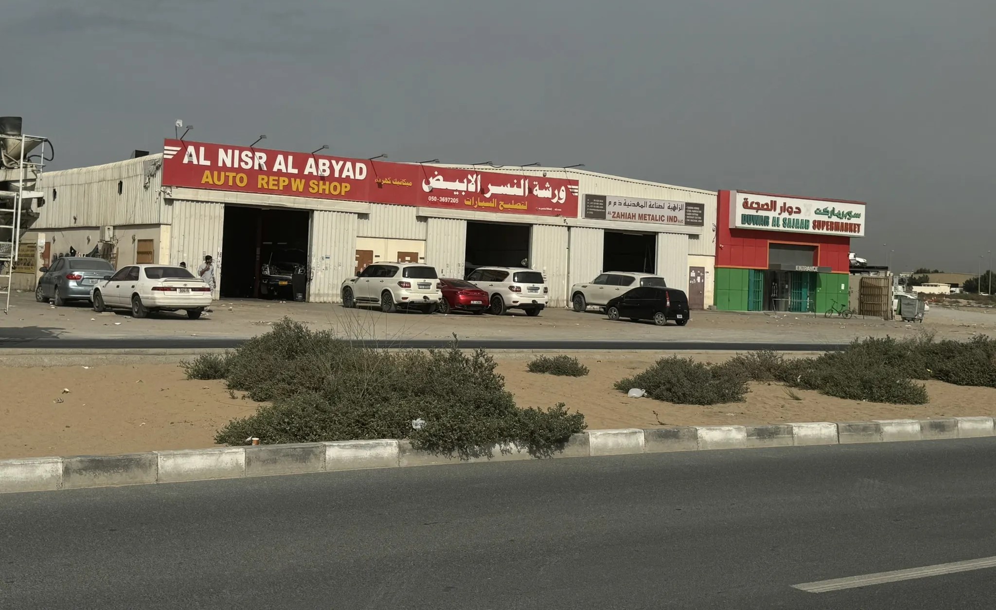 #للبيع ارض تملك حر مقابل المزادات الصجعه اربع مستودعات وسكن عمال 32 غرفه 31،677 قدم دخل 600،000