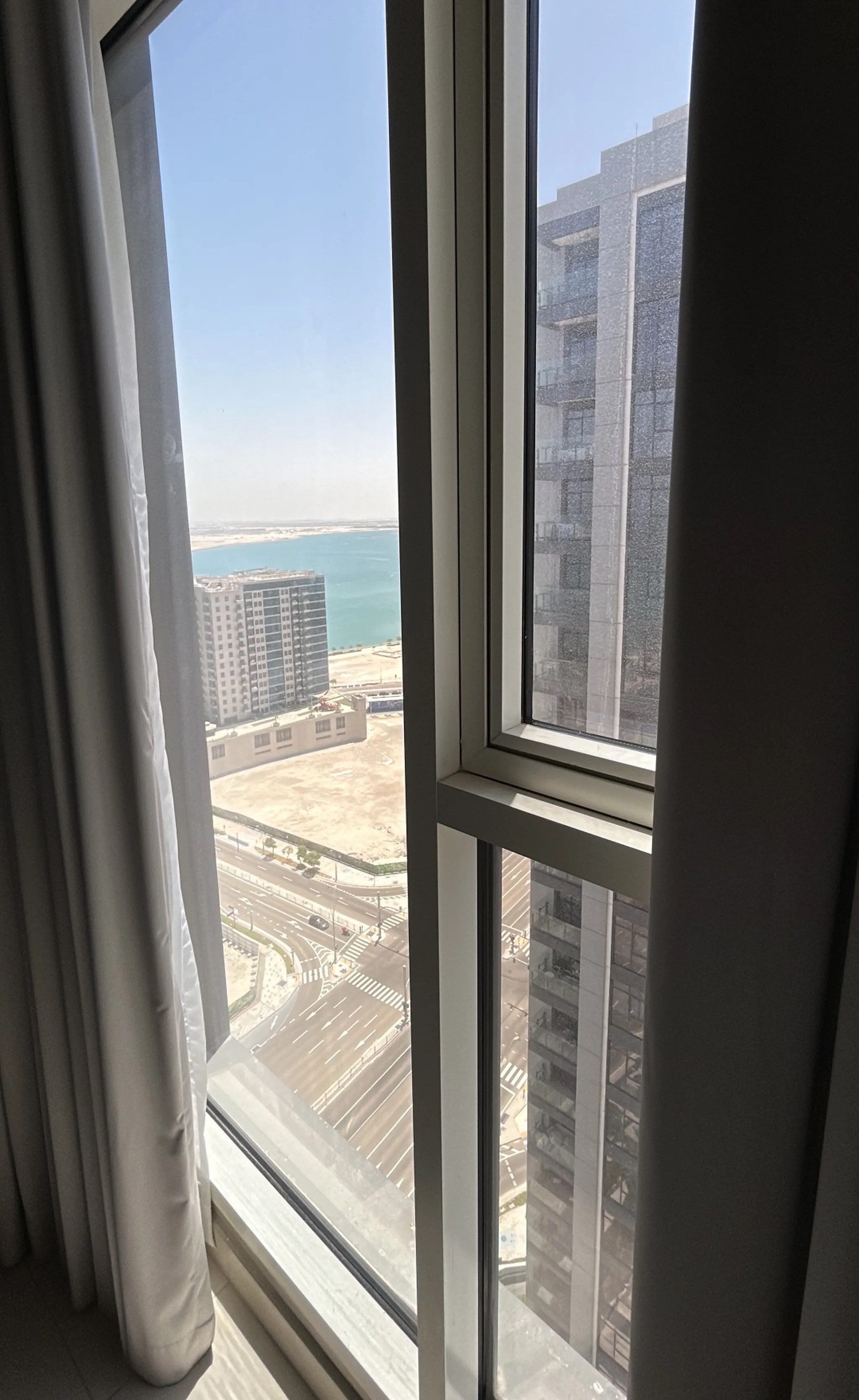 #شقة مفروشة للبيع من المالك مباشرة في بناية ذا بريدجز 3 غرف وغرفة خادمة وصالة ومطبخ معزول و3 حمامات