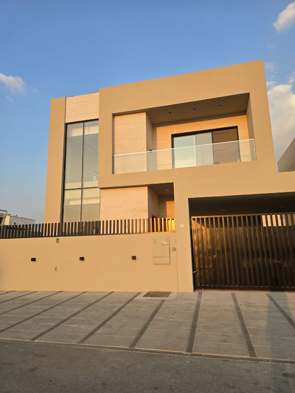 للايجار علي الشارع العام مقابل طريق محمد بن زايد