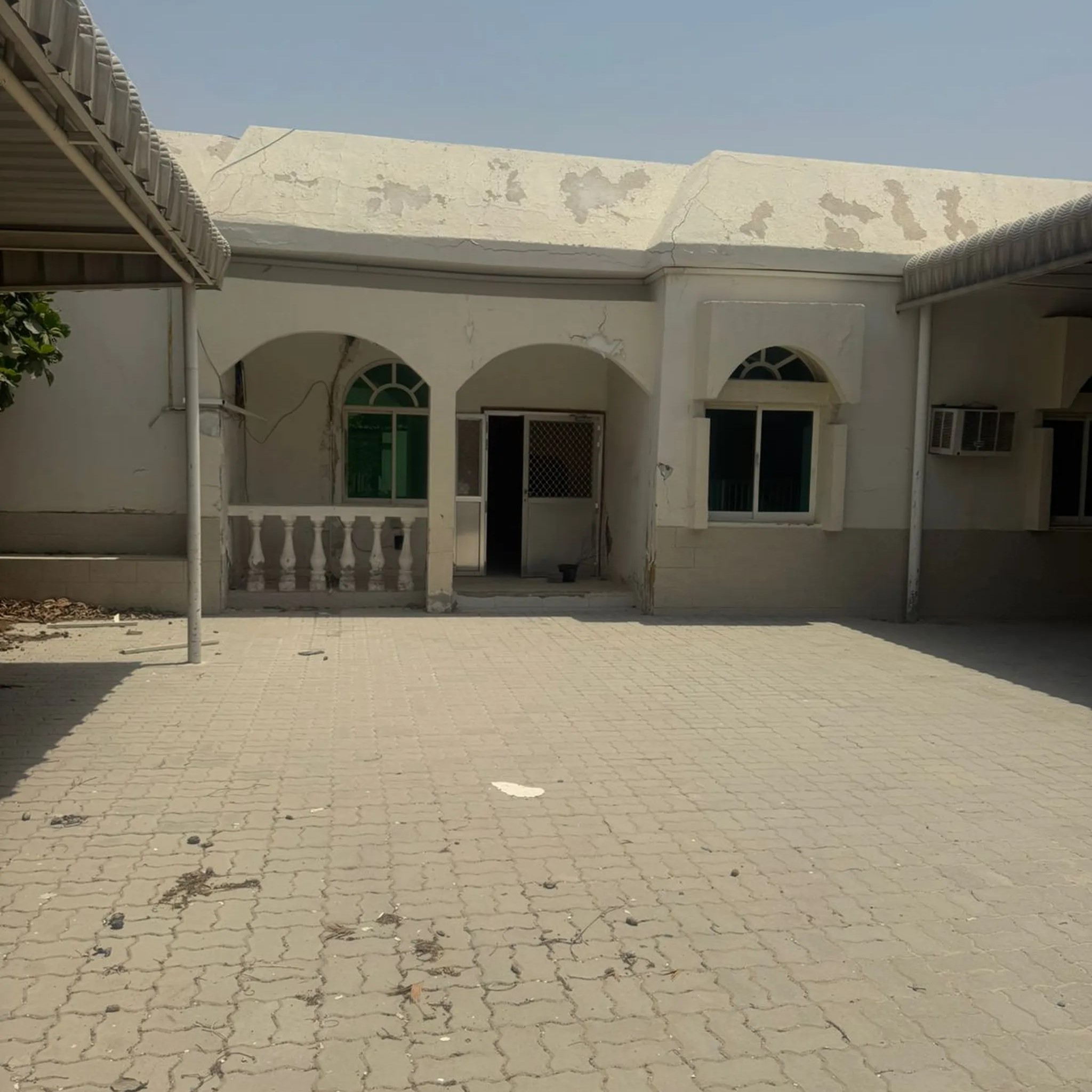 #للبيع بيت 5 غرف بمنطقه العزره .مساحه واسعة .بالقرب من جميع الخدمات