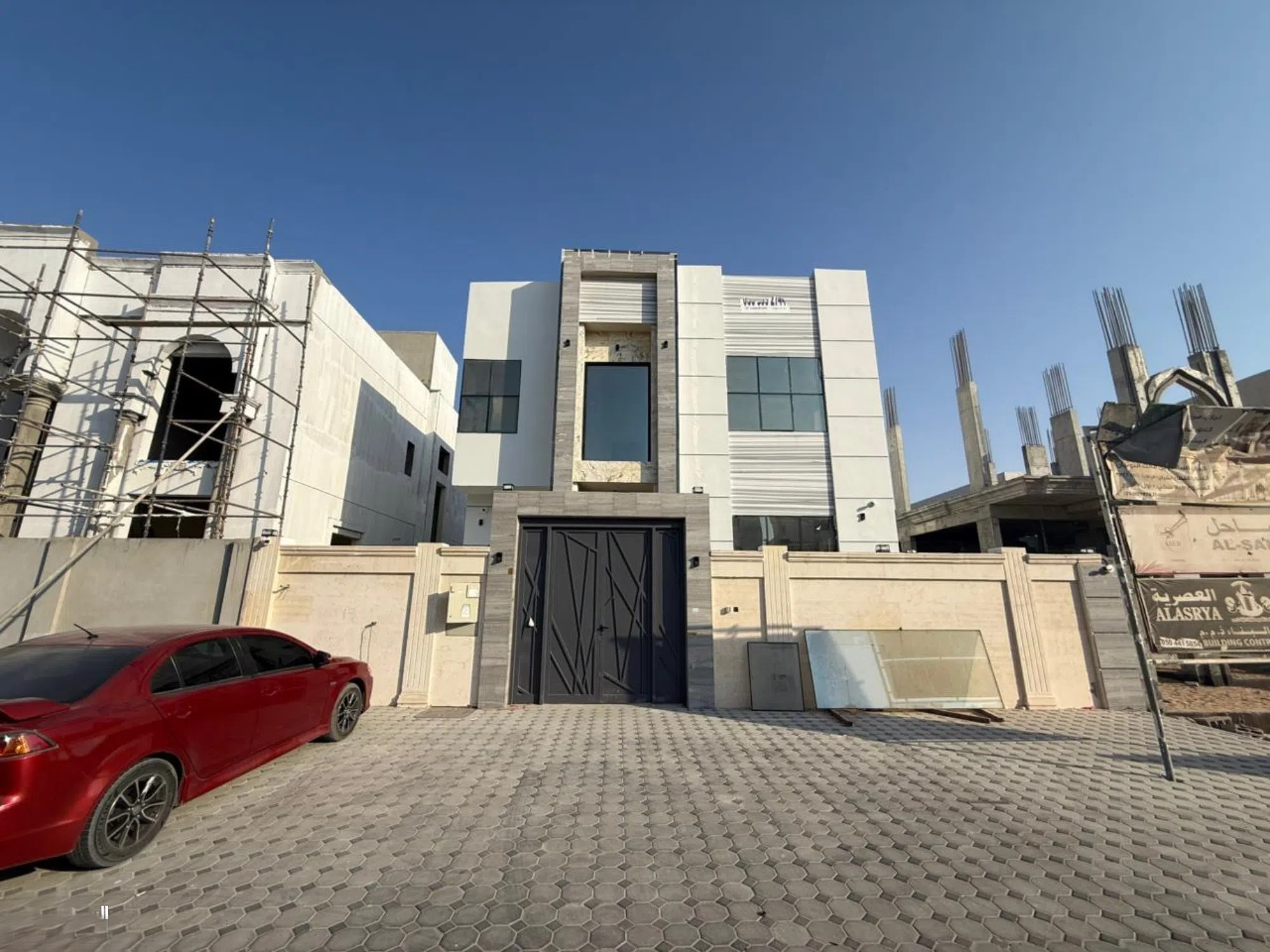 #فيلا خمس غرف ومجلس واسع بصالة وغرفة خادمه و7 حمامات بمساحة واسعة بمنطقة الزاهيه جاردنز بسعر خرافي