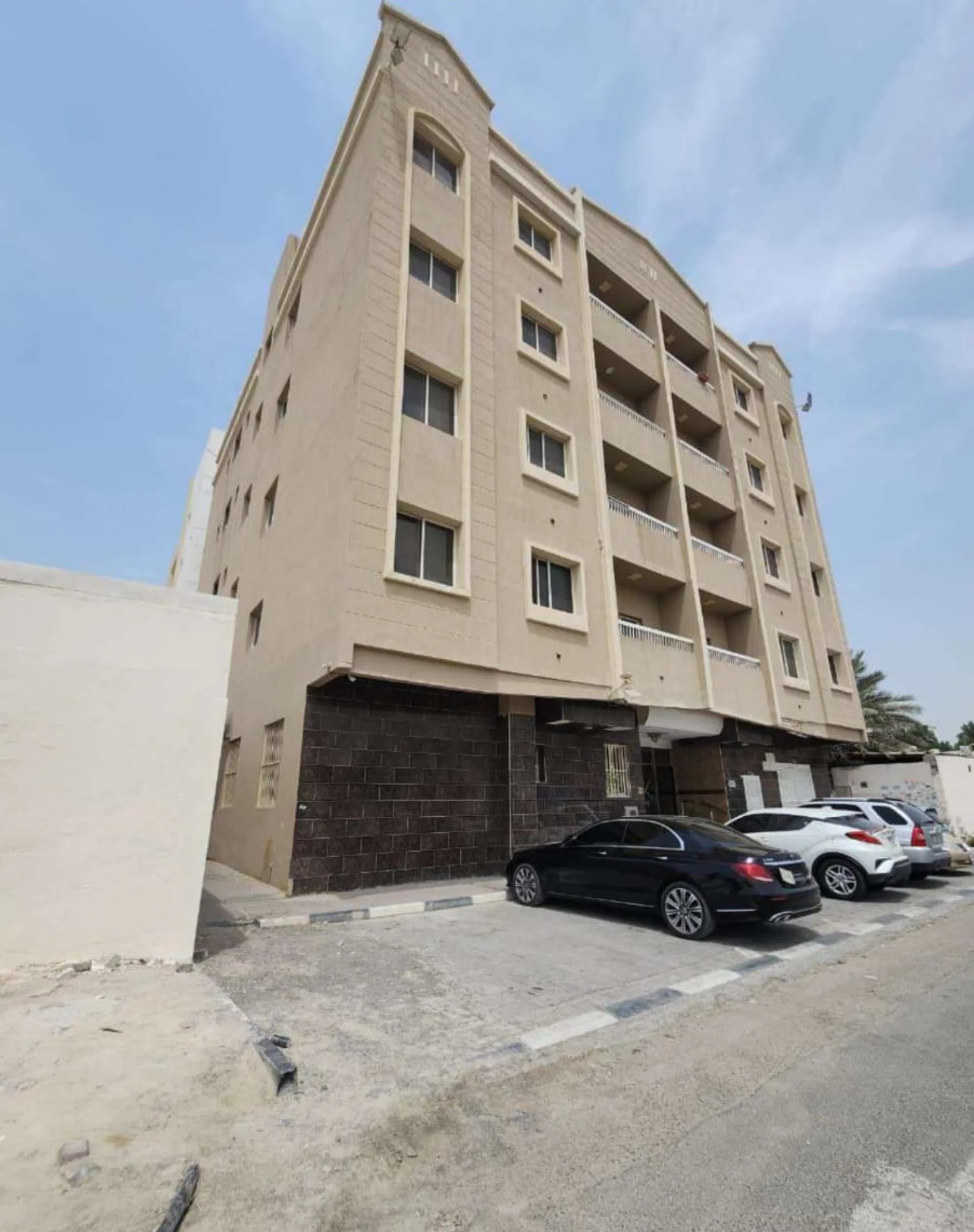 #للبيع بناية مميزة في إمارة عجمان بمنطقة الراشدية 2، موقع ممتاز مقابل مسجد وفي منطقة حيوية