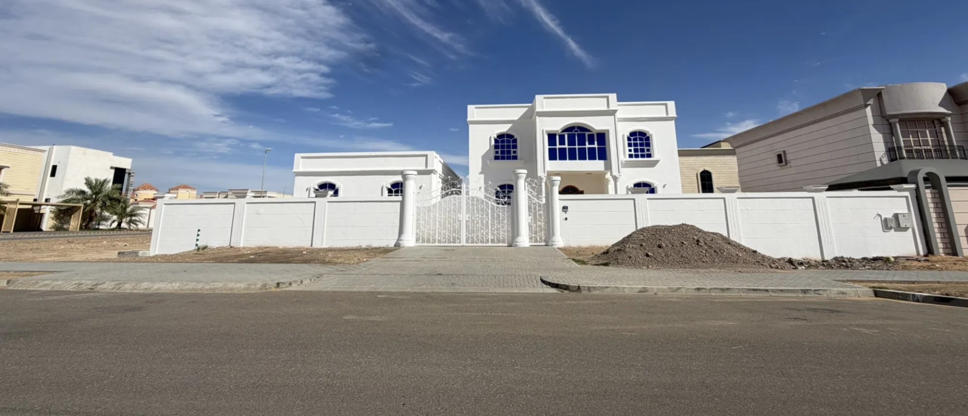 #للبيع فيلا زاوية مع ملحق في زاخر بعدادين منفصلين