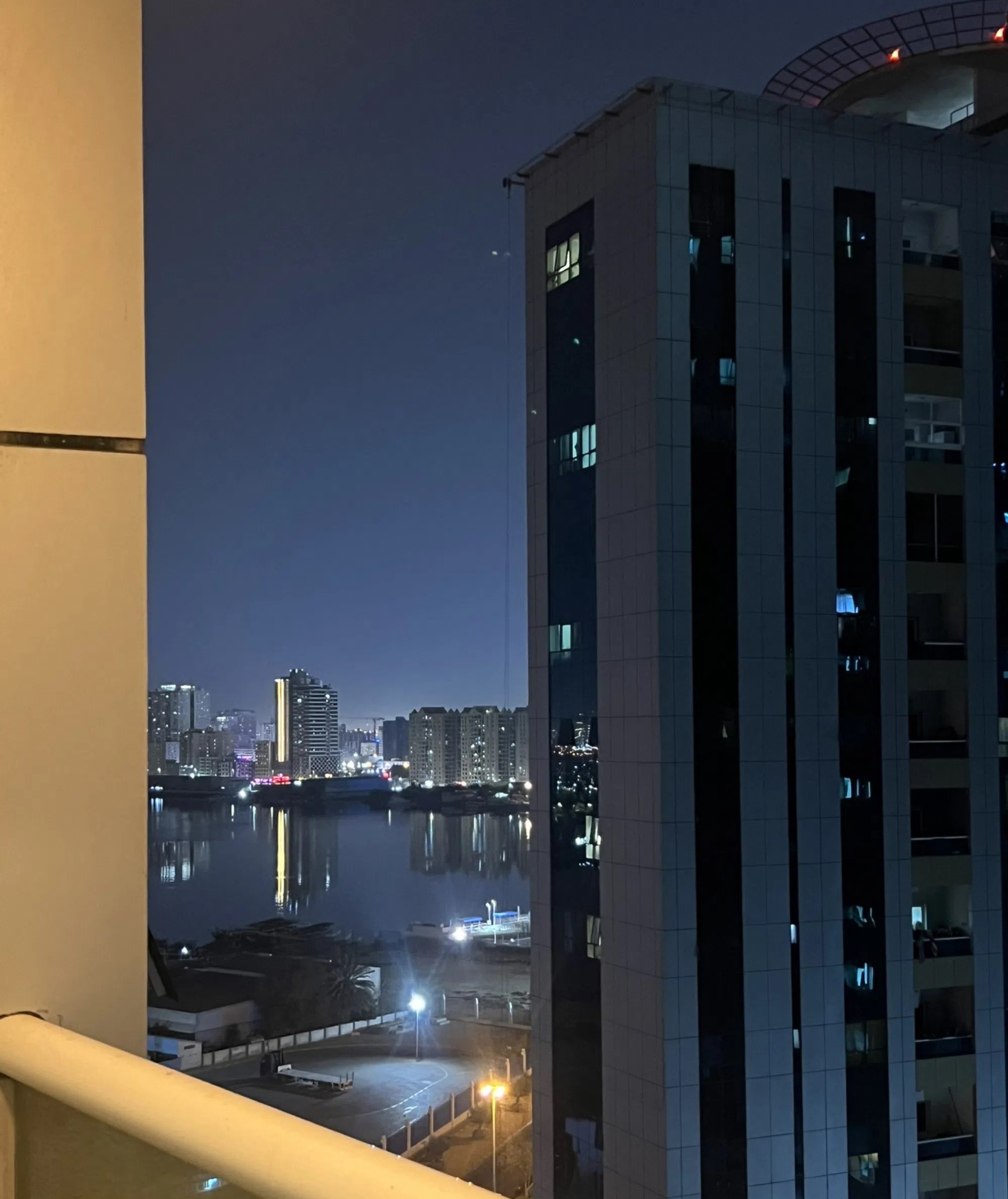 #شقة مميزة للبيع في أبراج الأورينت مساحة واسعة بسعر مميز اطلالة مفتوحة الخور مناسبة للسكن و الاستثمار