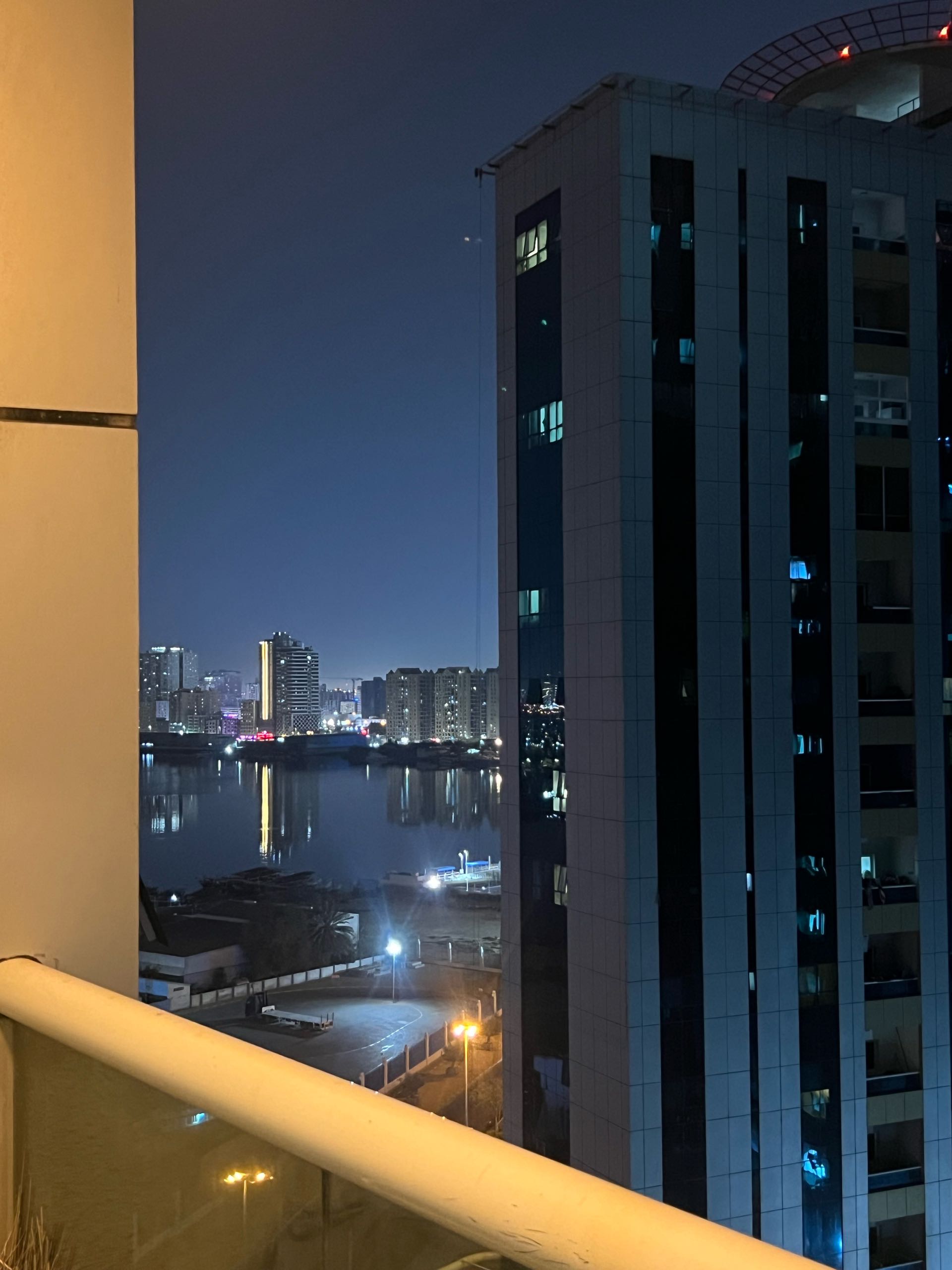 شقة للبيع في ابراج الاورينت بسعر مميز جدا غرفة و صالة اطلالة مفتوحة عالخور