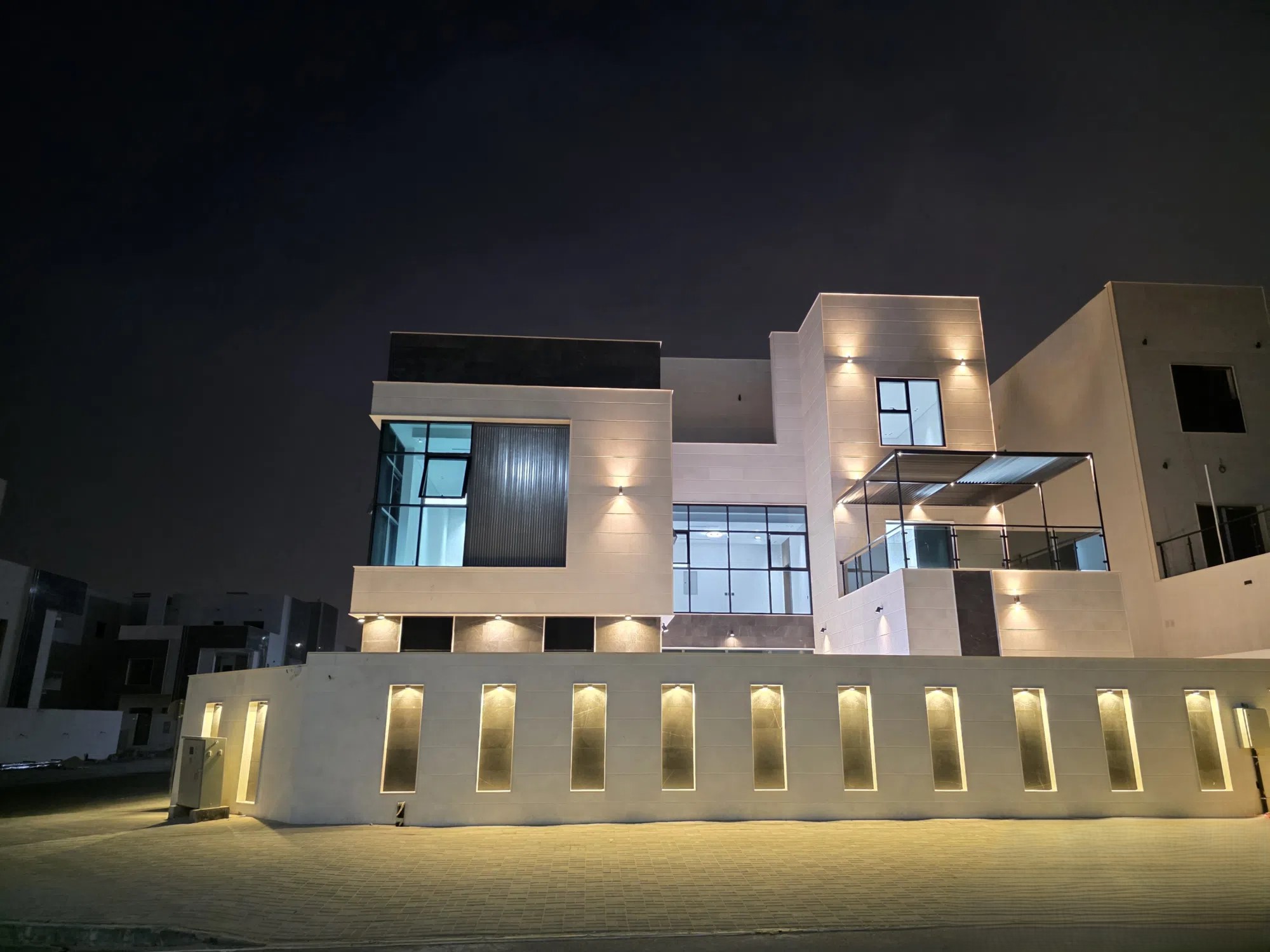 #فيلا جاهزه للسكن مع كهرباء وميه ومكيفات مركزى ومسبح وليفت والسعر شامل رسوم التسجيل والتمليك