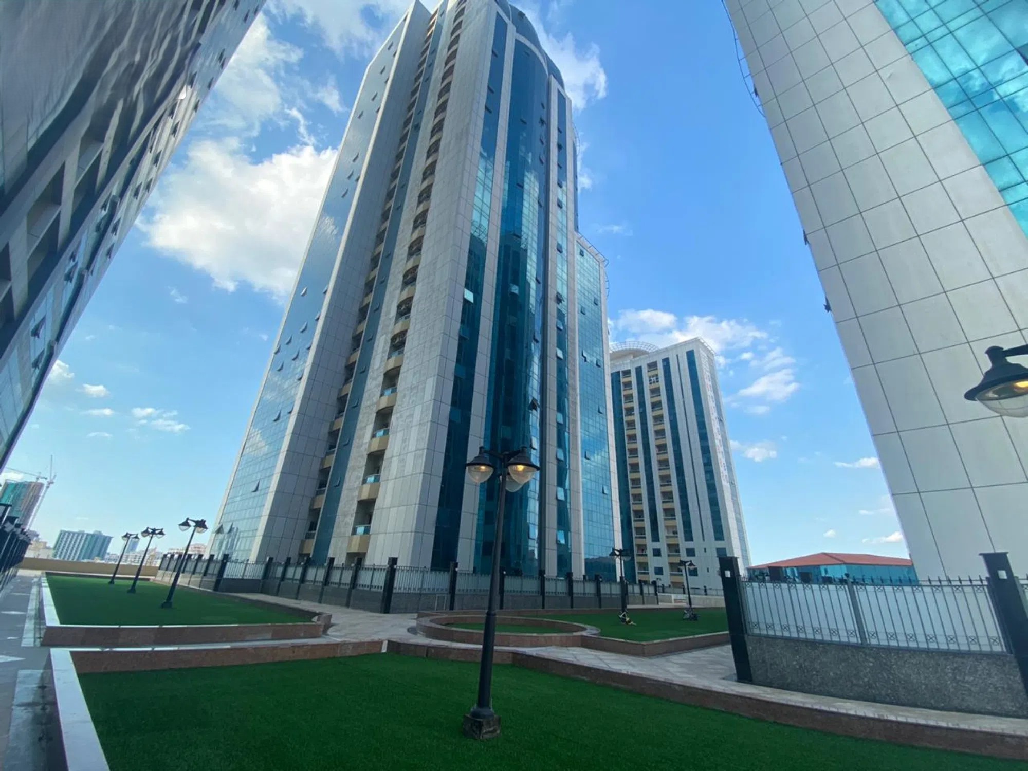 #على البحر مباشرة وبـ ⁦⁦620⁩⁩ ألف فقط! غرفتين وصالة طابق علوي في أبراج الأورينت