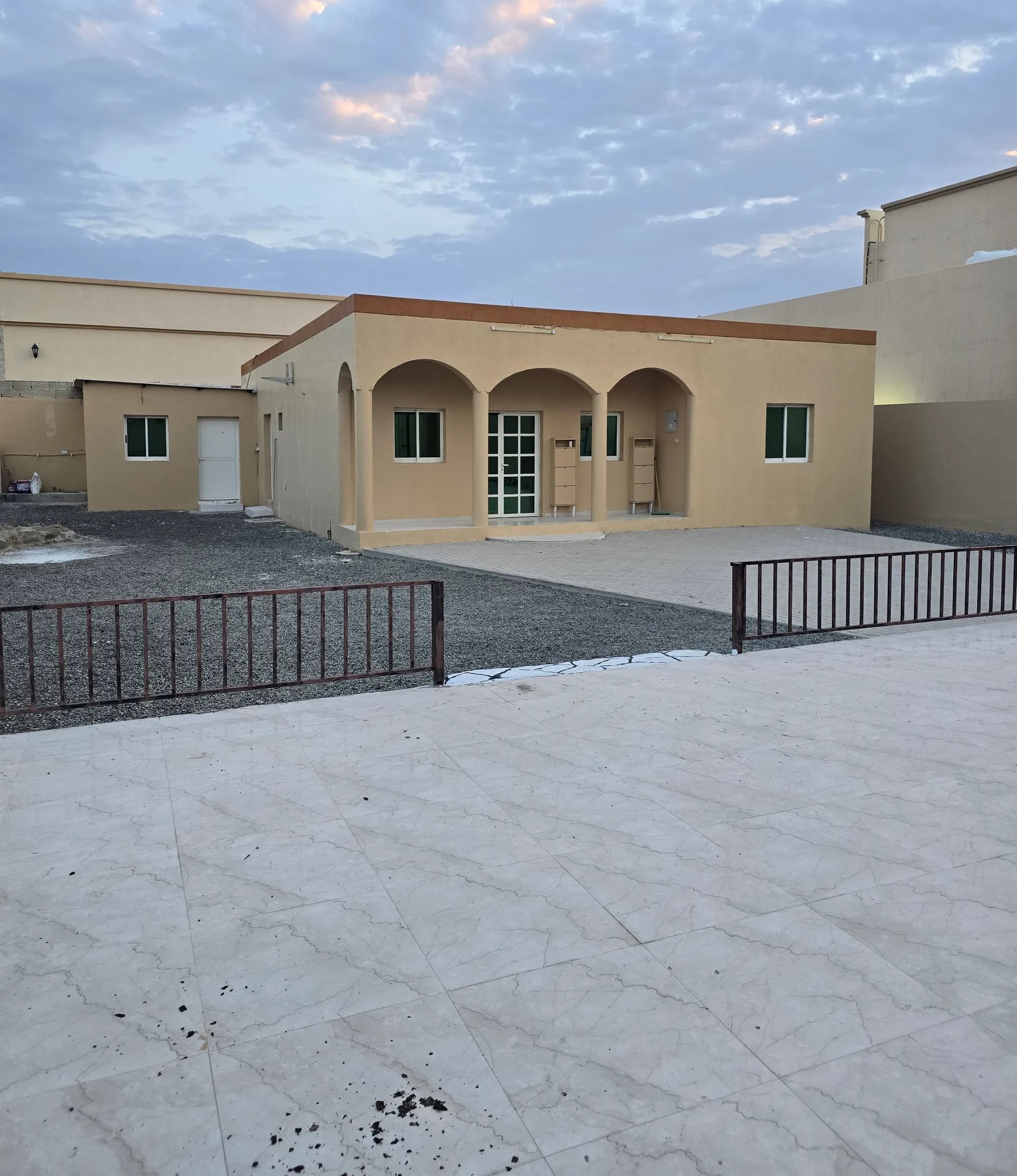 #أرض سكنية مساحتها ⁦⁦15000⁩⁩ قدم مربع على شارعين عليها عدد بيتين كل بيت له عداد كهرباء منفصل عن الآخر.